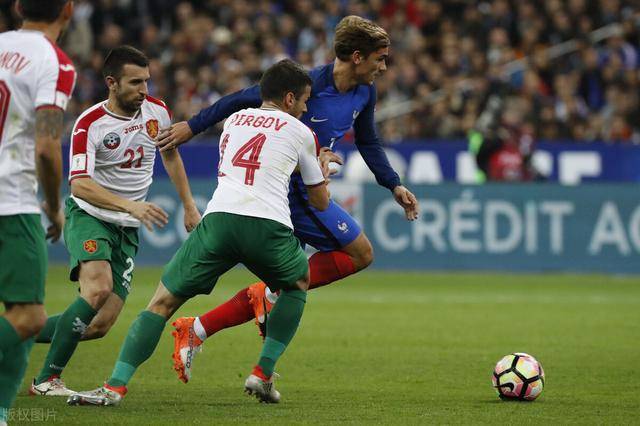 关于尼斯客场击败斯特拉斯堡，保持领先位置的信息