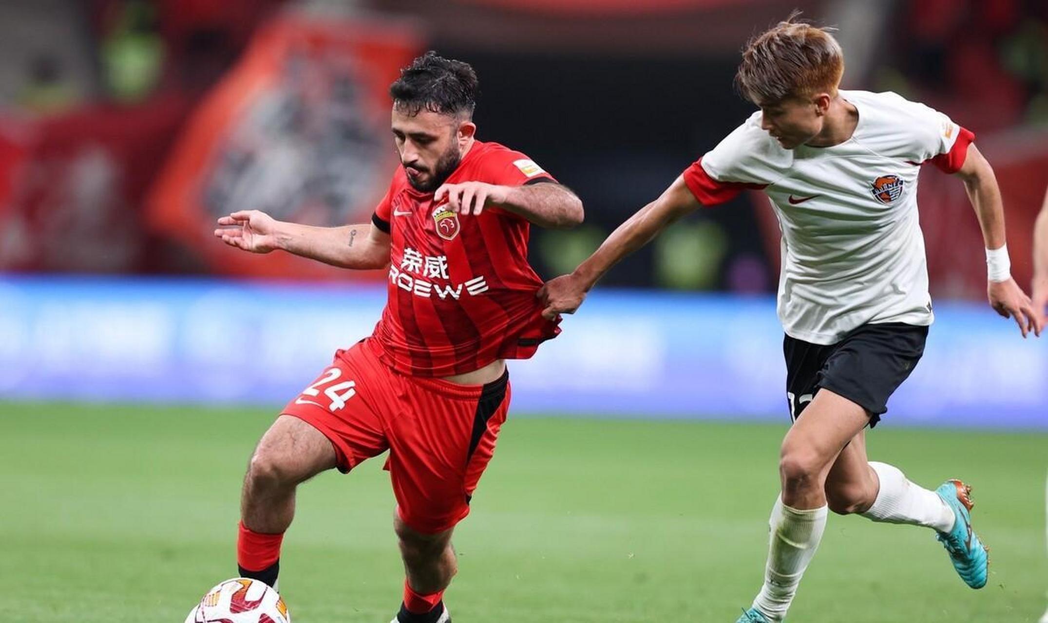 包含上港队在比赛中配合默契，有效掌控场上局势赢得比赛的词条