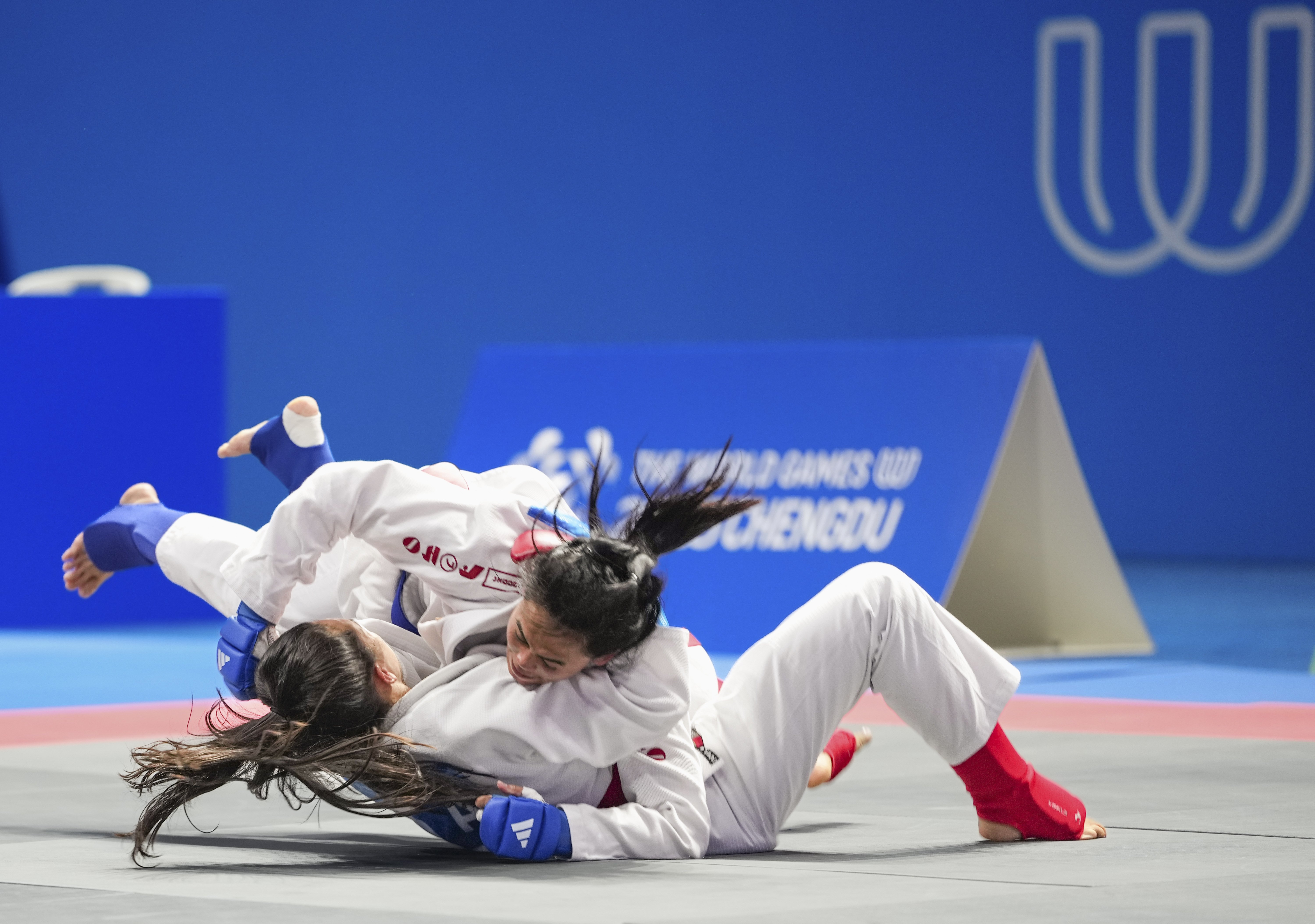 女子拳击比赛上演实力对决，泰国选手压轴登场