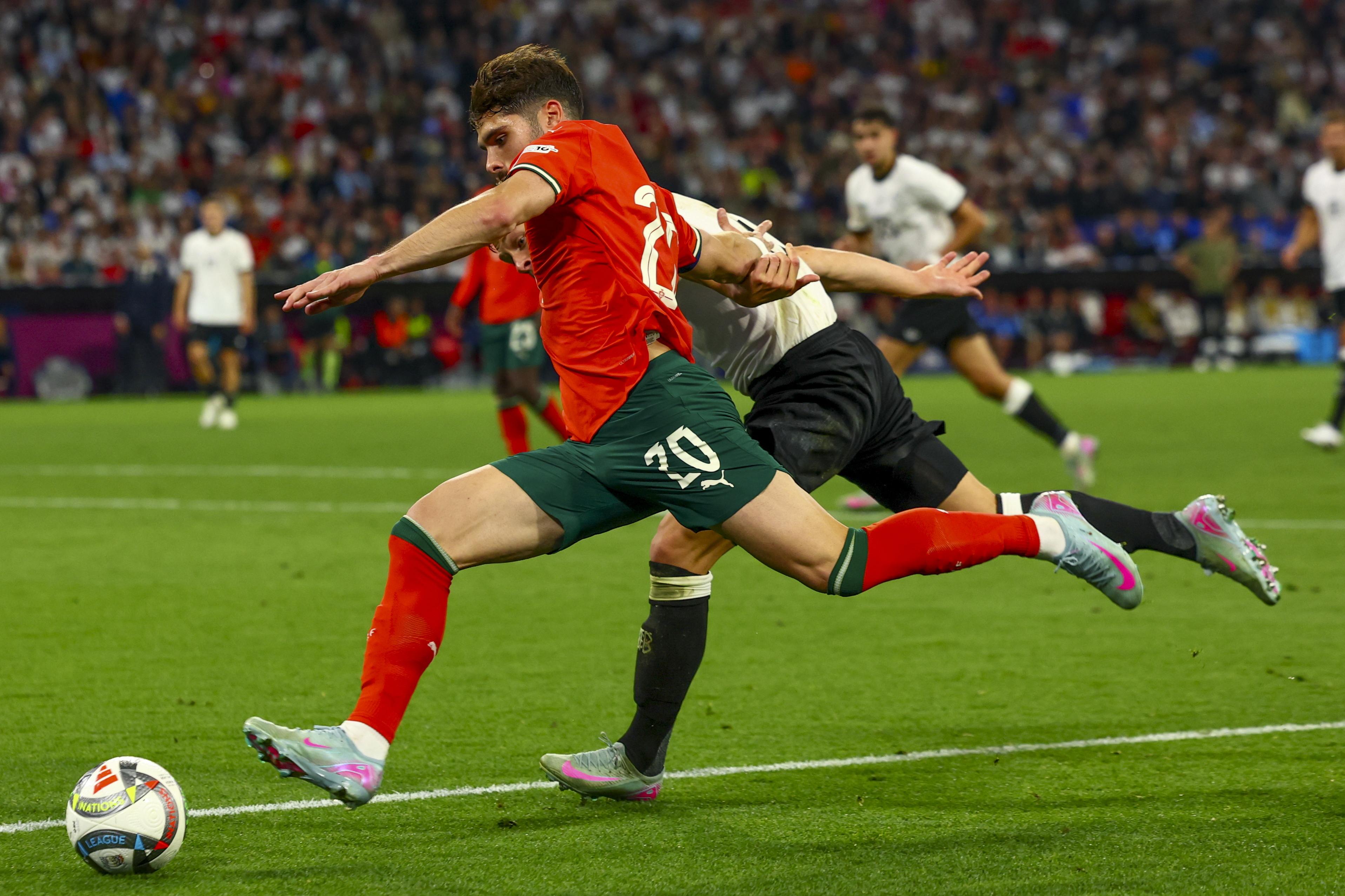 雷速赛事直播app-包含欧预赛比赛：葡萄牙门将神勇，顽强守门挽救胜局的词条