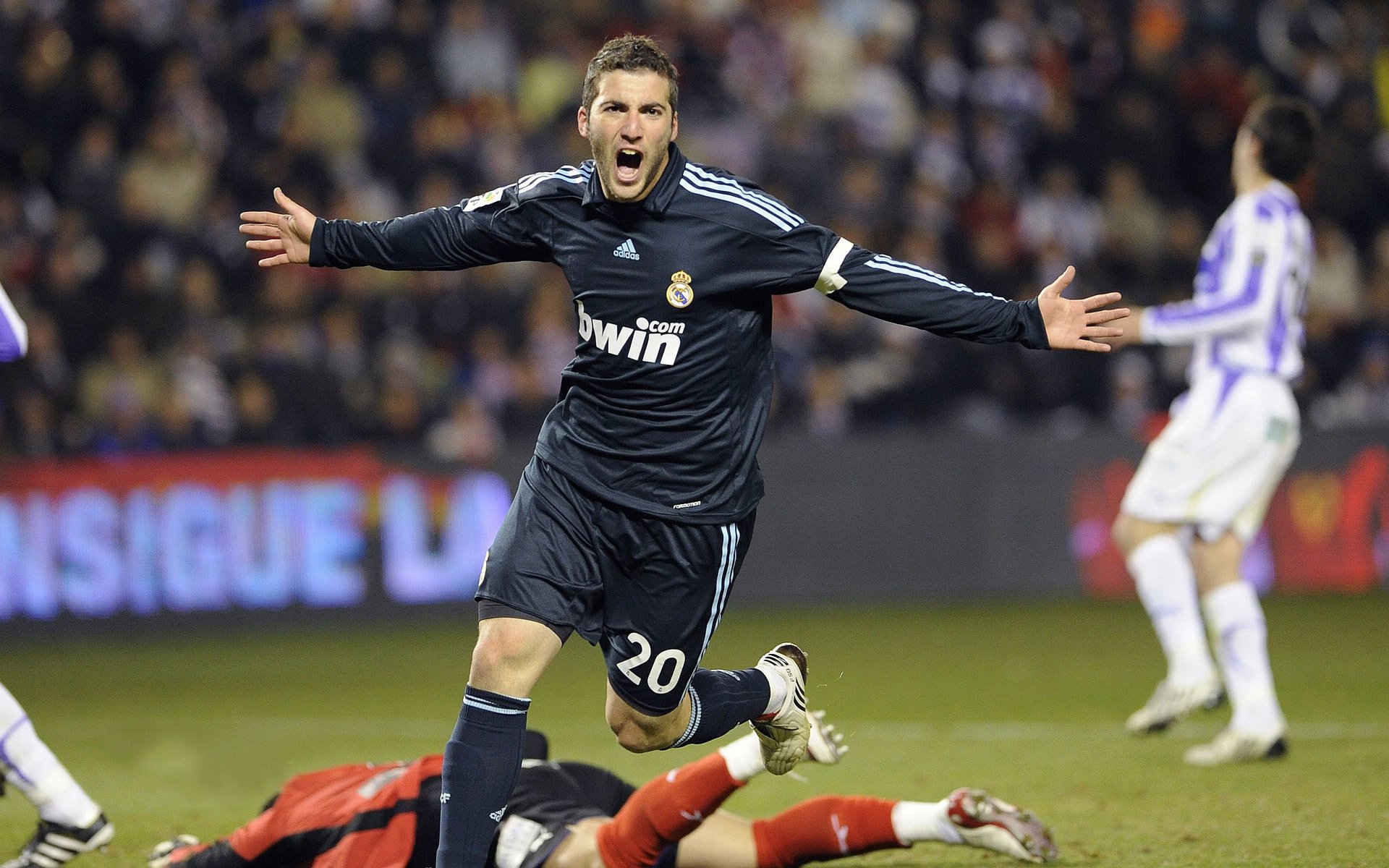 当骑士爆冷老鹰,拉梅洛在英超争冠中接管比赛—跨界竞技的唯一性启示